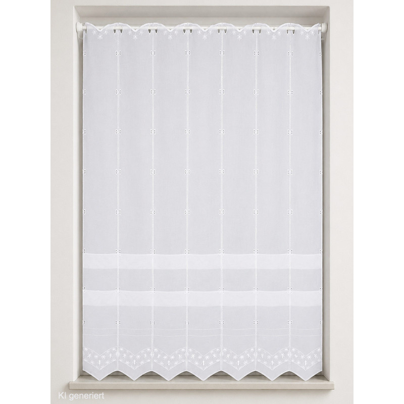 Weiße Fensterdekoration mit zarten Blumen-Motiven und Bogenabschluss, gerade hängend an einer Stange im Holzfensterrahmen.