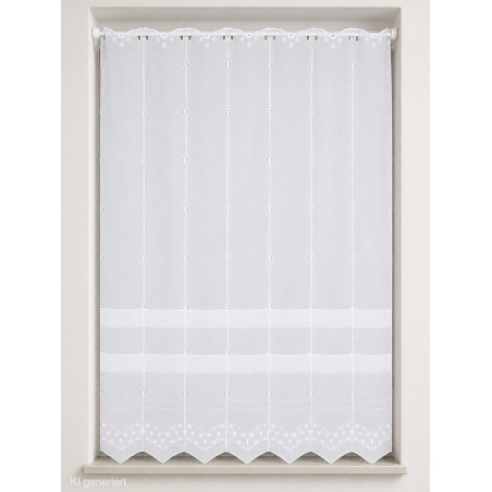 Weiße Fensterdekoration mit zarten Blumen-Motiven und Bogenabschluss, gerade hängend an einer Stange im Holzfensterrahmen.