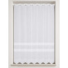Weiße Fensterdekoration mit zarten Blumen-Motiven und Bogenabschluss, gerade hängend an einer Stange im Holzfensterrahmen.