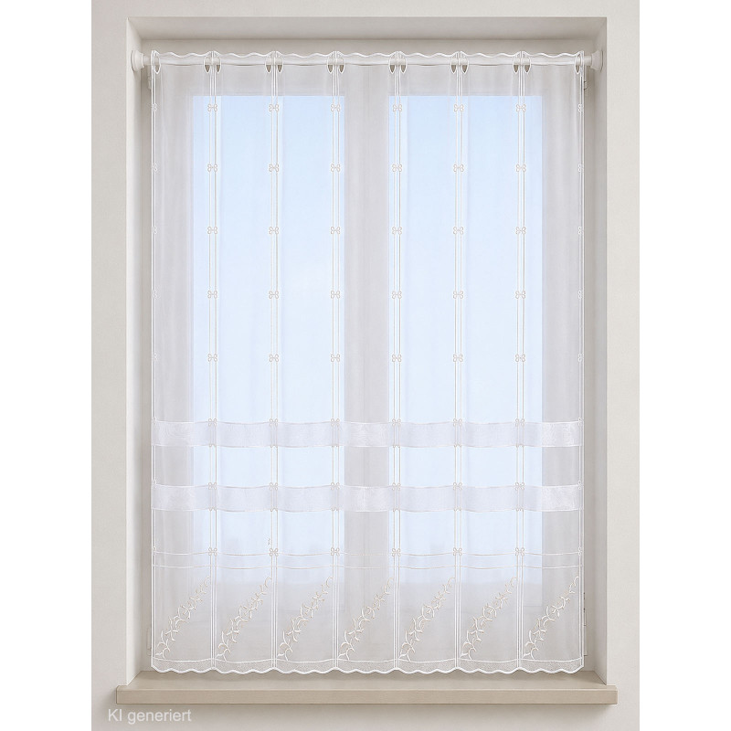 Halbtransparente Raffgardine in Weiß mit elegant gestickten Rauten-Motiven und wellenförmigem Bogenabschluss vor hellem Raum.