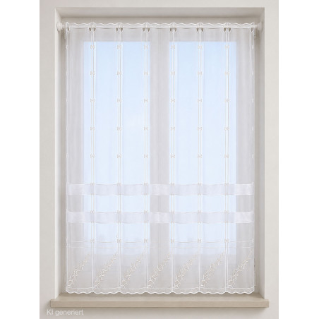 Halbtransparente Raffgardine in Weiß mit elegant gestickten Rauten-Motiven und wellenförmigem Bogenabschluss vor hellem Raum.