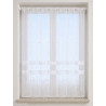 Halbtransparente Raffgardine in Weiß mit elegant gestickten Rauten-Motiven und wellenförmigem Bogenabschluss vor hellem Raum.