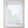 Halbtransparenter weißer Clipstore mit gestickten Blättern und Plauener Spitze am Fenster.