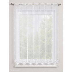 Halbtransparenter Scheibenhänger in Weiß mit geometrischer Plauener Spitze als Sichtschutz.