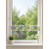 Weiße Kurzgardine mit fliederfarbener Blumenstickerei im wohnlichen Ambiente am hellen Fenster.