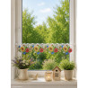 Kurzgardine mit gelben Sonnenblumen im wohnlichen Landhaus-Ambiente am hellen Fenster.