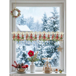Weihnachtliche Fenstergardine mit roten Kerzen und Sternen im feierlich dekorierten Wohnzimmer.