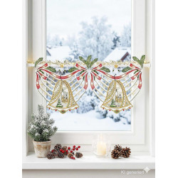 Transparenter Plauener Spitze mit weihnachtlicher Glocken-Bestickung am hell erleuchteten Fenster.