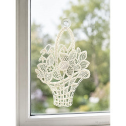 Fensterbild Blumenkorb aus cremefarbener Plauener Spitze am Fenster, feine Fensterdeko Frühlingsdeko Heimtextilien.