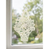 Fensterbild Blumenkorb aus cremefarbener Plauener Spitze am Fenster, feine Fensterdeko Frühlingsdeko Heimtextilien.
