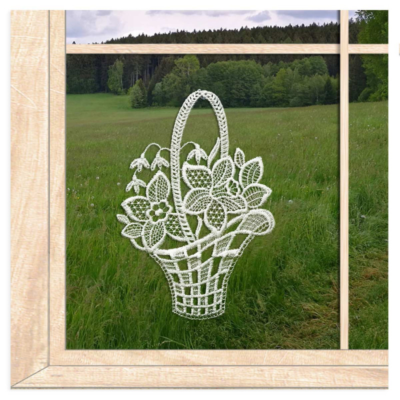Fensterbild Blumenkorb aus cremeweißer Plauener Spitze vor Wiese und Wald, elegante Fensterdeko Frühlingsdeko Heimtextilien.