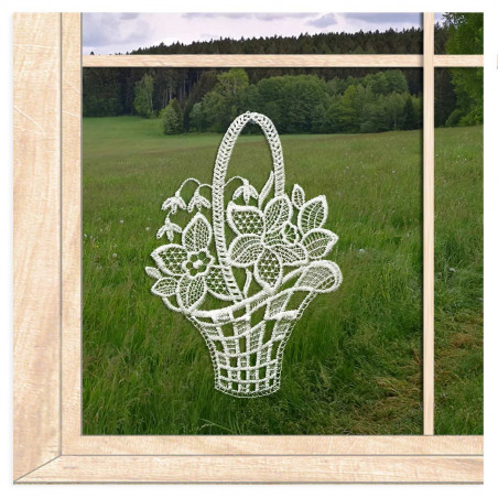 Fensterbild Blumenkorb aus cremeweißer Plauener Spitze vor Wiese und Wald, elegante Fensterdeko Frühlingsdeko Heimtextilien.