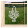 Fensterbild Blumenkorb aus cremeweißer Plauener Spitze vor Wiese und Wald, elegante Fensterdeko Frühlingsdeko Heimtextilien.