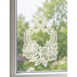 Fensterbild Rosen aus cremefarbener Plauener Spitze am Fenster, feine Fensterdeko Heimtextilien Sommerdeko.