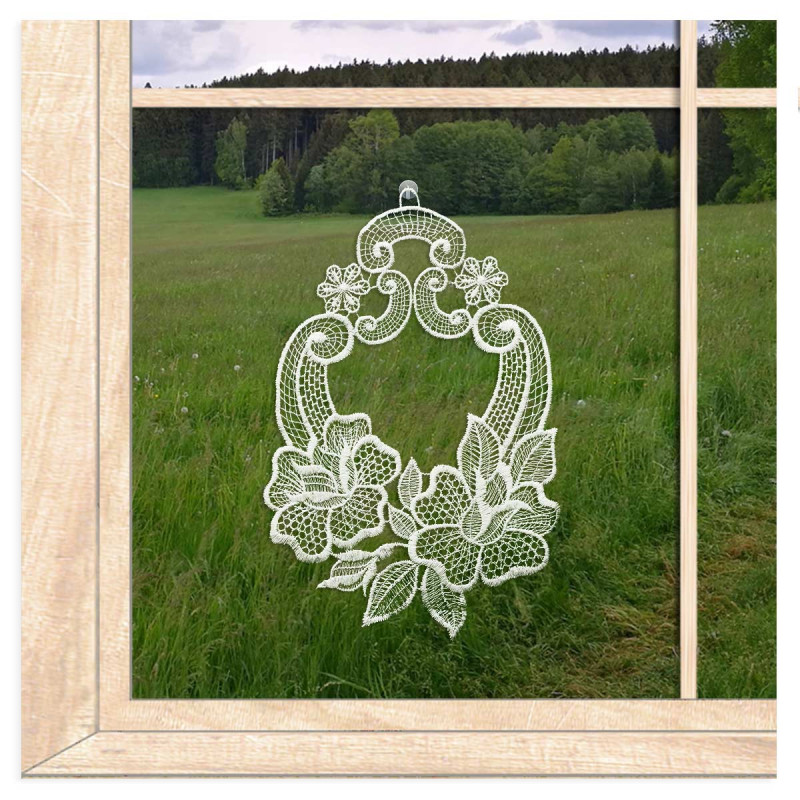 Fensterbild Rosen aus cremeweißer Plauener Spitze vor Wiese und Wald, elegante Fensterdeko Heimtextilien Landhausstil.