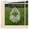 Fensterbild Rosen aus cremeweißer Plauener Spitze vor Wiese und Wald, elegante Fensterdeko Heimtextilien Landhausstil.