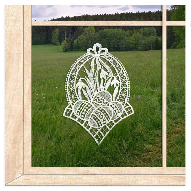 Fensterbild Ostereier aus cremeweißer Plauener Spitze vor Wiese und Wald, feine Osterdeko Frühlingsdeko Heimtextilien.