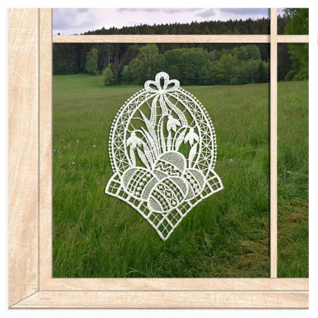 Fensterbild Ostereier aus cremeweißer Plauener Spitze vor Wiese und Wald, feine Osterdeko Frühlingsdeko Heimtextilien.