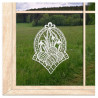 Fensterbild Ostereier aus cremeweißer Plauener Spitze vor Wiese und Wald, feine Osterdeko Frühlingsdeko Heimtextilien.