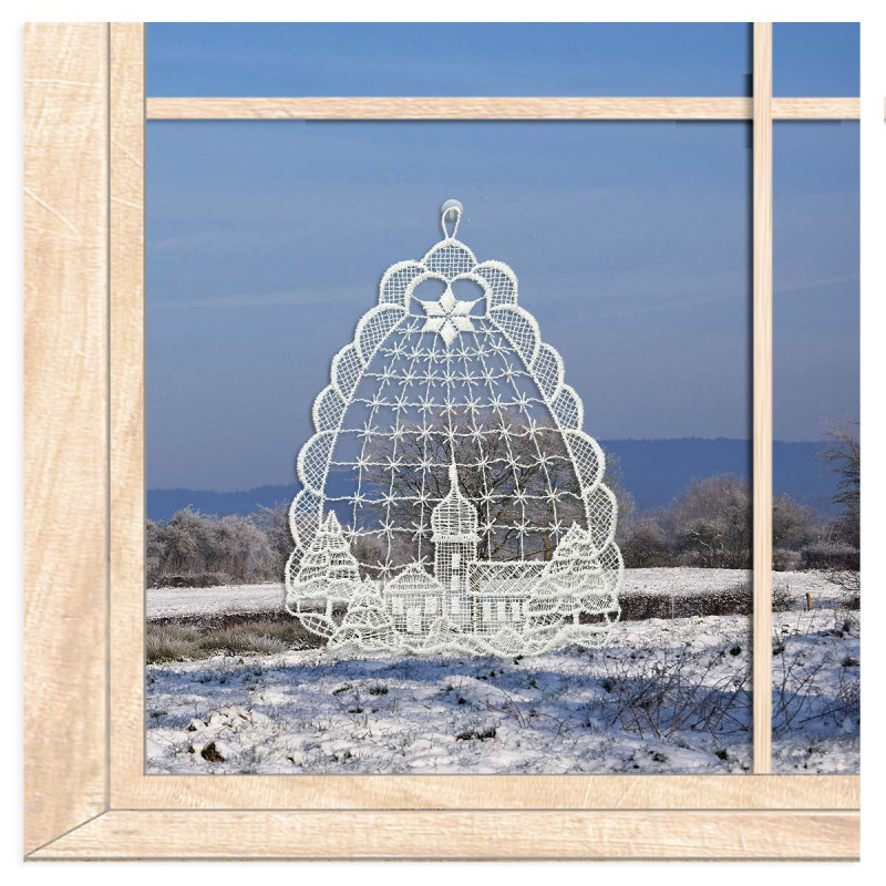 Fensterbild Kirche aus cremeweißer Plauener Spitze vor Wiese und Wald, feine Weihnachtsdeko Winterdeko Heimtextilien.