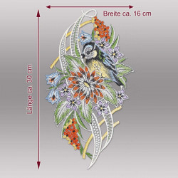 Fensterbild Blaumeise aus Plauener Spitze mit Maßangaben: Breite ca. 16 cm, Länge ca. 30 cm für Heimtextilien.