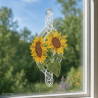 Gesticktes Fensterbild mit zwei gelben Sonnenblumen aus Plauener Spitze am Fenster, Sommerdeko Heimtextilien.
