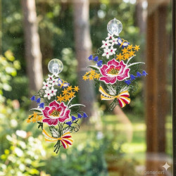 Zwei gestickte Blumensträuße aus Plauener Spitze am Fenster mit Saugnapf befestigt, Blick in den Garten.