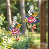 Zwei gestickte Blumensträuße aus Plauener Spitze am Fenster mit Saugnapf befestigt, Blick in den Garten.