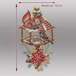Fensterbild Eichhörnchen aus Plauener Spitze mit Maßangaben: Breite ca. 16 cm, Länge ca. 33 cm für Heimtextilien.