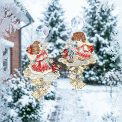 Set aus zwei verschiedenen Engeln als Fensterbild aus echter Plauener Spitze am Fenster, Weihnachtsdeko.