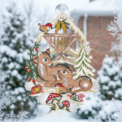 Winterliches Fensterbild Rehe an der Futterkrippe aus Plauener Spitze am Fenster, Weihnachtsdeko Heimtextilien.