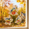 Drei gestickte Fensterbilder mit Blaumeisen auf Herbstblättern im herbstlichen Ambiente am Fenster.