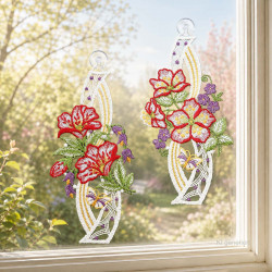 Zwei geschwungene Fensterbilder aus Plauener Spitze mit bunten Blütenmotiven im sonnigen Frühlings-Ambiente am Fenster.
