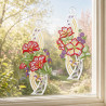 Zwei geschwungene Fensterbilder aus Plauener Spitze mit bunten Blütenmotiven im sonnigen Frühlings-Ambiente am Fenster.