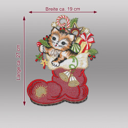 Produktgrafik mit Abmessungen des Fensterbildes "Katze im Stiefel" aus filigraner Spitze (Breite 19 cm, Höhe 27 cm).