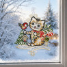 Gesticktes Fensterbild mit kleiner Katze neben einer Laterne im winterlichen Wald-Ambiente am Fenster.