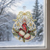 Filigranes Weihnachts-Fensterbild aus Spitze mit Kerzen-Motiv vor einem winterlichen Fenster mit Ausblick auf Schnee.