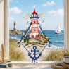 Maritimes Spitze-Fensterbild mit Leuchtturmmotiv vor einem hellen Fenster mit Ausblick auf das weite Meer.