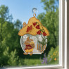 Gesticktes Fensterbild mit Fliegenpilz-Haus und Hase im hellen Wald-Ambiente am Fenster.