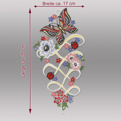 Freigestelltes Fensterbild aus Plauener Spitze mit detailreichen, farbigen Schmetterlingen vor grauem Grund mit Massangaben.