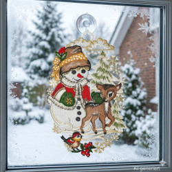Filigranes Winter-Fensterbild aus Plauener Spitze mit Schneemann-Motiv vor einem hellen Fenster mit winterlichem Ausblick.