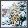 Filigranes Winter-Fensterbild aus Spitze mit Tannenbaum und Waldtieren vor einem Fenster mit Schnee-Ausblick.
