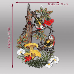 Produktgrafik mit Abmessungen des herbstlichen Fensterbildes "Vögel mit Pilzen" aus Spitze (Breite 22 cm, Höhe 32 cm).