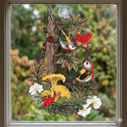 Filigranes Herbst-Fensterbild aus Spitze mit Vögeln und Pilz-Motiv vor einem hellen Fenster mit Ausblick in die Natur.