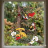 Filigranes Herbst-Fensterbild aus Spitze mit Vögeln und Pilz-Motiv vor einem hellen Fenster mit Ausblick in die Natur.