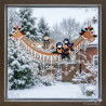 Filigranes Winter-Fensterbild in Form eines Bogens vor einem hellen Fenster mit winterlichem Ausblick.