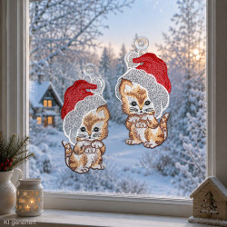 Gestickte Winter-Fensterbilder mit zwei gemütlichen Katzen mit Weihnachtsmütze im weihnachtlichen Wohnzimmer-Ambiente.