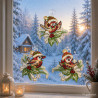 Drei gestickte Winterspatzen als dekoratives Fensterbild-Set im gemütlichen, verschneiten Wohnzimmer-Ambiente.