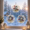 Drei gestickte Pinguine mit roten Accessoires als gemütliches Fensterbild-Set an einer Fensterscheibe mit winterlichem Ausblick.