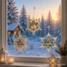 Drei gestickte Weihnachtssterne als dekoratives Fensterbild-Set im gemütlich beleuchteten Wohnzimmer-Ambiente.